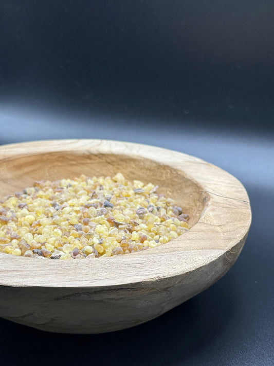 Holzschale mit Weihrauch.
